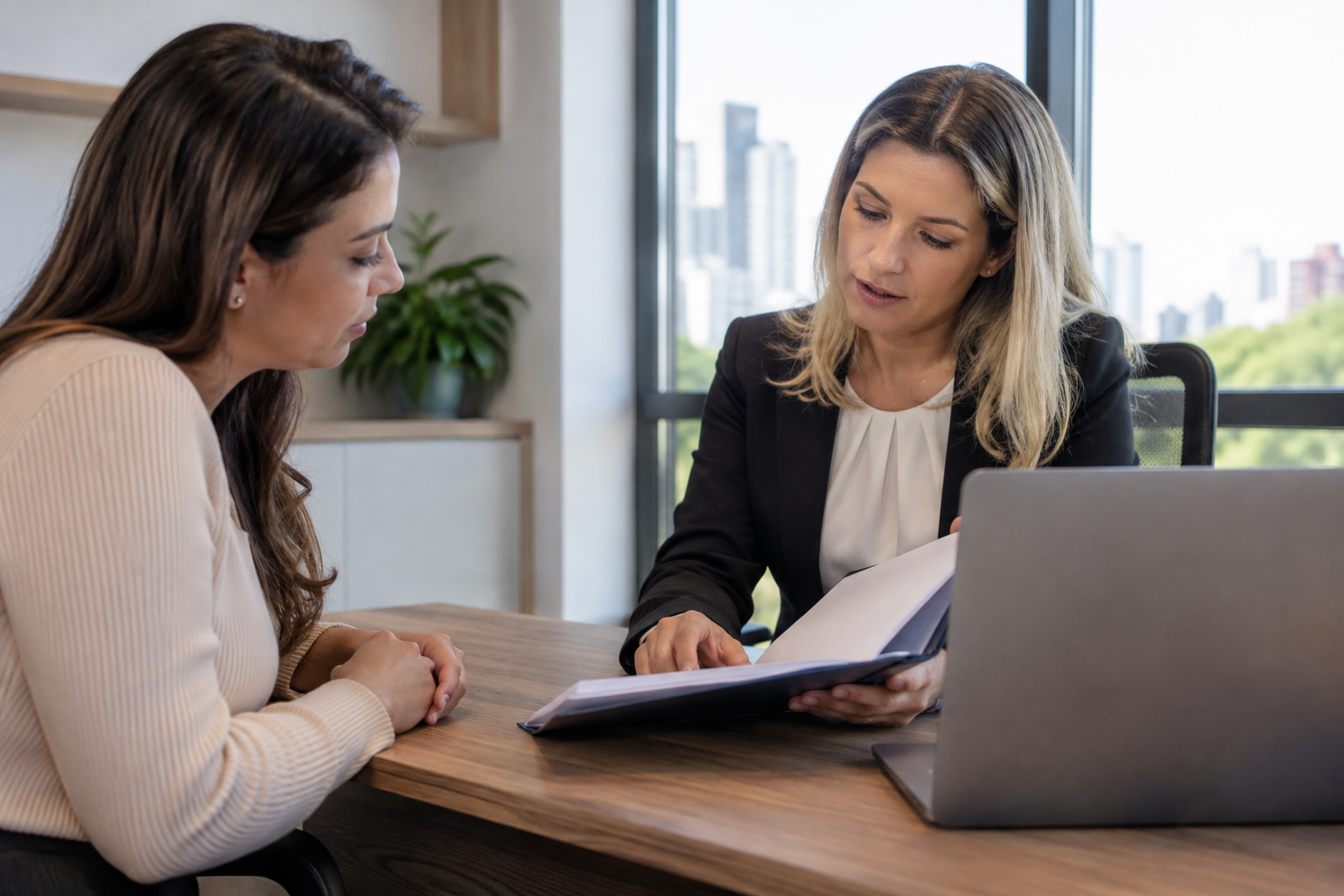 Cliente e profissional analisando documentos em atendimento de crédito imobiliário.